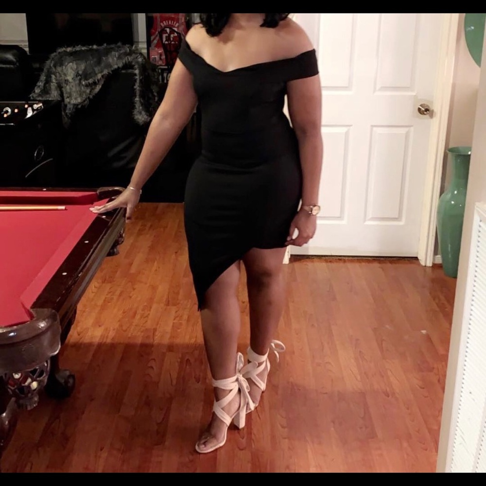 Cute, curvy off the shoulder black dress!